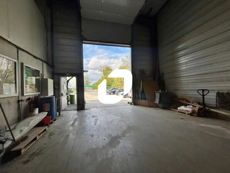 Local d’activités dans Le Thillay à louer - Photo de l’immeuble – Image 2 sur 6