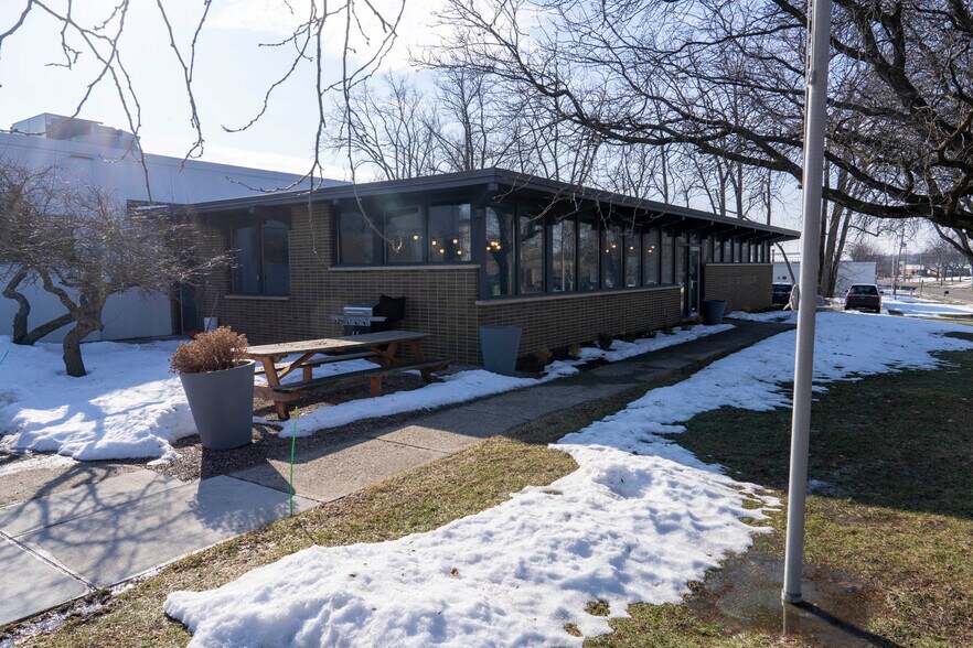 2350 Oak Industrial Dr NE, Grand Rapids, MI à louer - Photo de l’immeuble – Image 2 sur 5