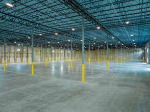 88 Parkway Dr S, Hauppauge, NY à louer Photo intérieure– Image 2 sur 3