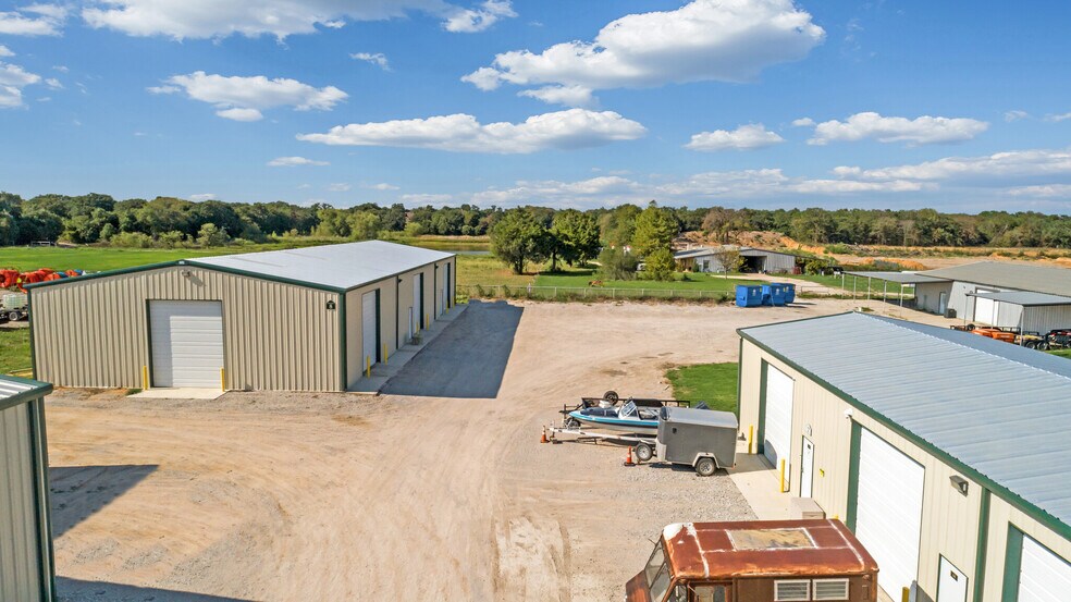 9053 Ike Byrom Rd, Aubrey, TX à louer - Photo de l’immeuble – Image 3 sur 10