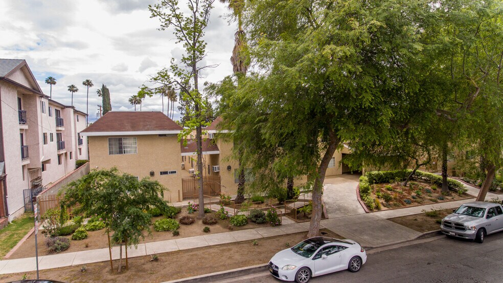 1160 Elm Ave, Glendale, CA à vendre - Photo de l’immeuble – Image 2 sur 12