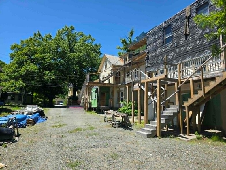 33 Oak St, Brattleboro, VT à vendre - Photo de l’immeuble – Image 3 sur 18