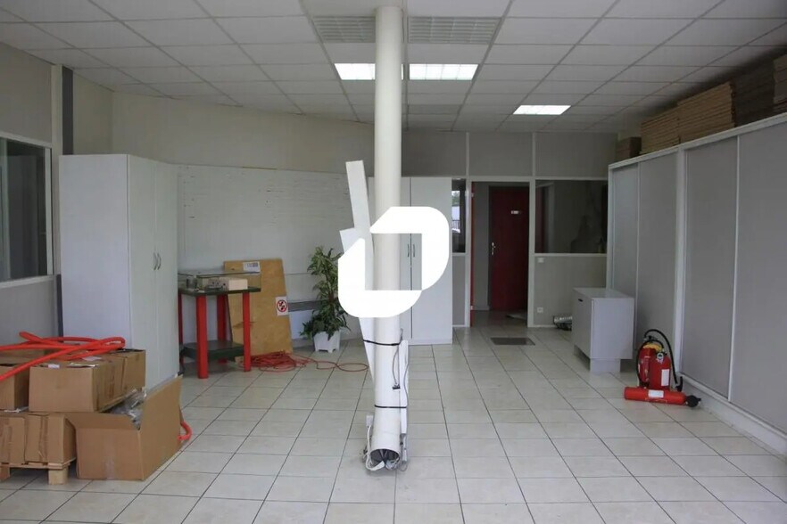 Local d’activités dans Roissy-en-Brie à louer - Photo de l’immeuble – Image 2 sur 7