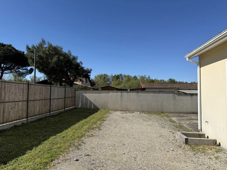 Local d'activités dans Ambarès-et-Lagrave à vendre - Photo de l’immeuble – Image 2 sur 9
