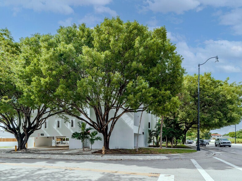 951 S Le Jeune Rd, Coral Gables, FL à vendre - Photo de l’immeuble – Image 2 sur 34