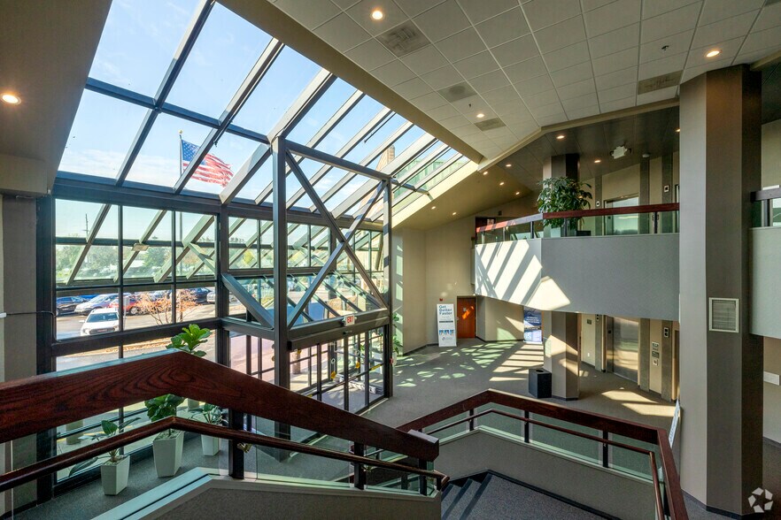 2300 Haggerty Rd, West Bloomfield, MI à louer - Hall d’entrée – Image 3 sur 9