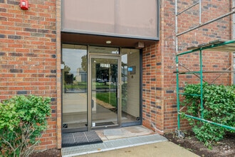 2075-2185 Estes Ave, Elk Grove Village, IL à louer Photo de l’immeuble– Image 1 sur 8