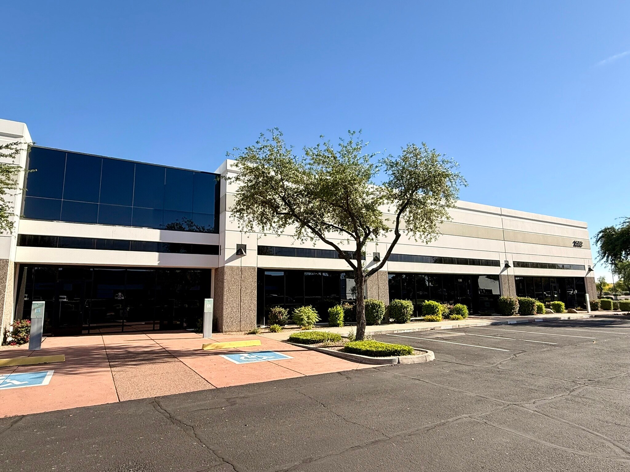 2552 W Erie Dr, Tempe, AZ à louer Photo principale– Image 1 sur 11