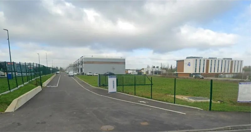 Local d'activités dans Plaisir à vendre - Photo de l’immeuble – Image 2 sur 13