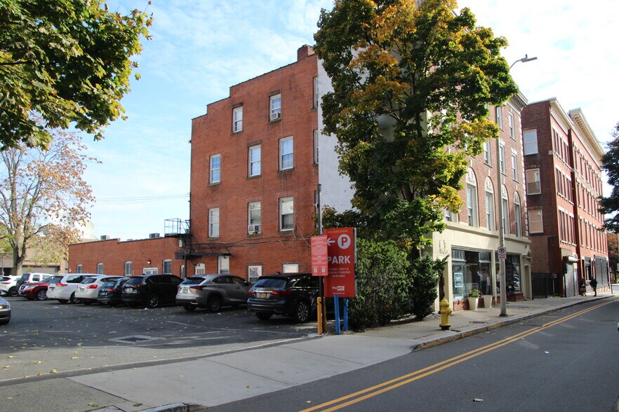 109 Court St, New Haven, CT à vendre - Photo de l’immeuble – Image 2 sur 5