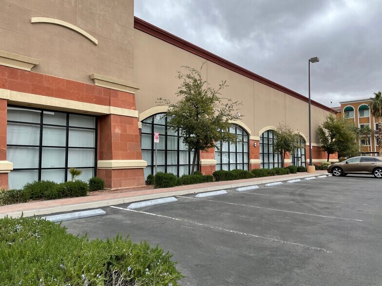 7091 W Craig Rd, Las Vegas, NV à louer - Photo de l’immeuble – Image 2 sur 11