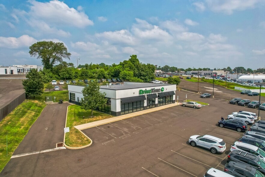 1816 E Lincoln Hwy, Langhorne, PA à vendre - Photo de l’immeuble – Image 3 sur 9