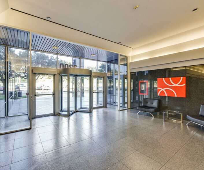 2300 Valley View Ln, Irving, TX à louer - Hall d’entrée – Image 2 sur 8