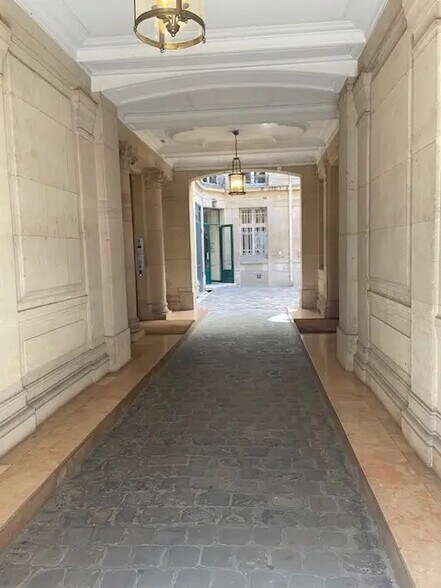 62 Rue François Ier, Paris à louer - Photo de l’immeuble – Image 2 sur 3