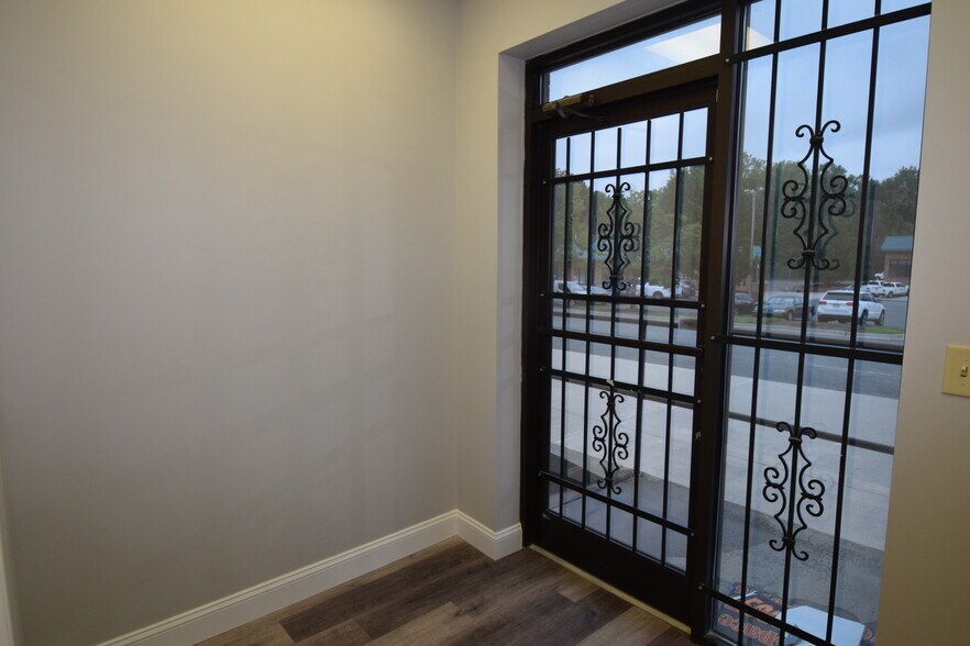 6128 Brookshire Blvd, Charlotte, NC à louer - Photo de l’immeuble – Image 2 sur 13