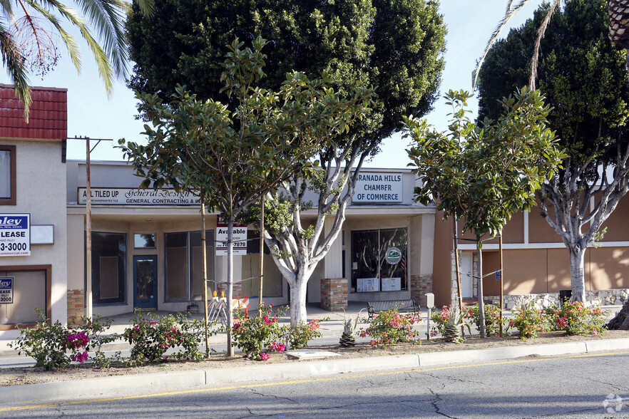 17723-17725 Chatsworth St, Granada Hills, CA à louer - Photo principale – Image 1 sur 5