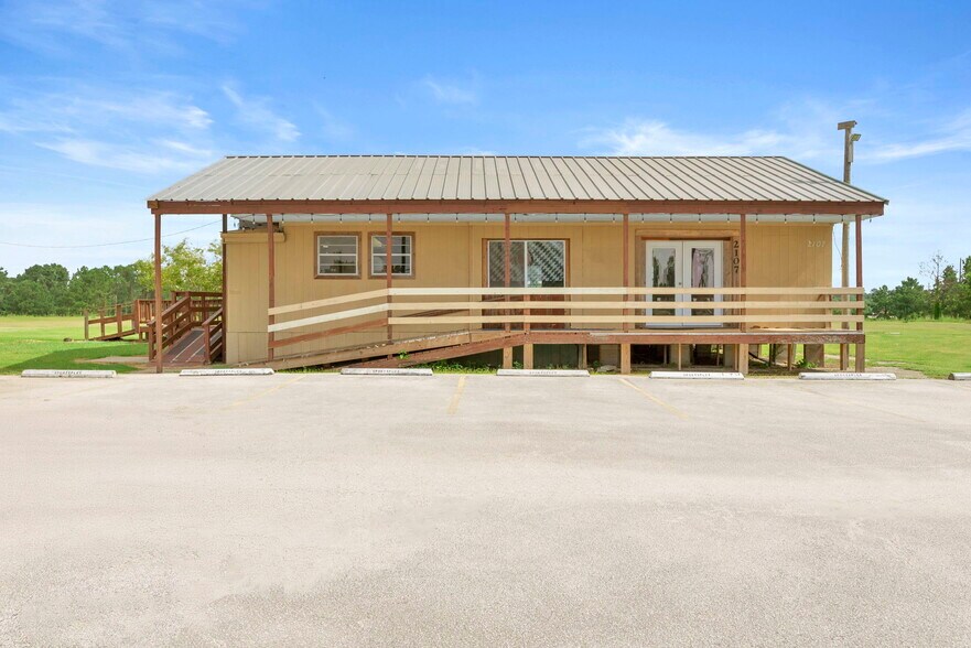 2107 N Houston Ave, Humble, TX à vendre - Photo de l’immeuble – Image 3 sur 13