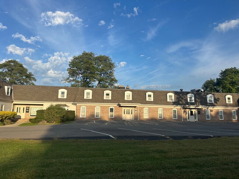 8437 Mayfield Rd, Chesterland, OH à vendre - Photo de l’immeuble – Image 3 sur 8