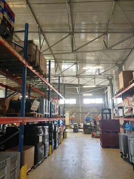 30 Bis Rue D'Helsinki, Vitrolles à louer - Photo de l’immeuble – Image 2 sur 5