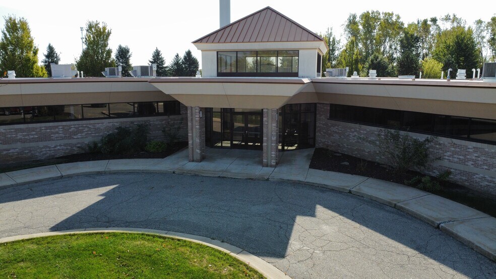 202 E Van Riper Rd, Fowlerville, MI à louer - Photo de l’immeuble – Image 1 sur 2