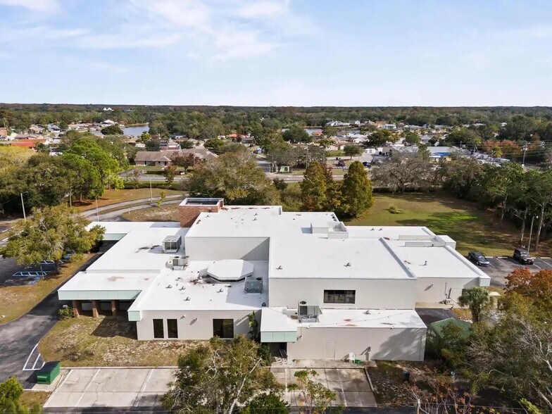 2127 Grand Blvd, Holiday, FL à vendre - Photo de l’immeuble – Image 2 sur 28