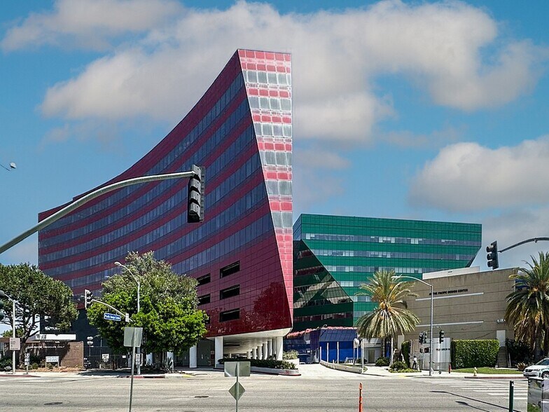 8687 Melrose Ave, West Hollywood, CA à louer - Photo de l’immeuble – Image 1 sur 15