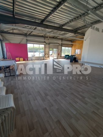 Plus de détails pour Local d'activités à louer