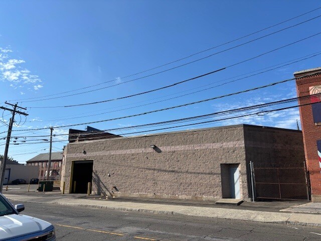 855 Housatonic Ave, Bridgeport, CT à louer - Photo de l’immeuble – Image 2 sur 7