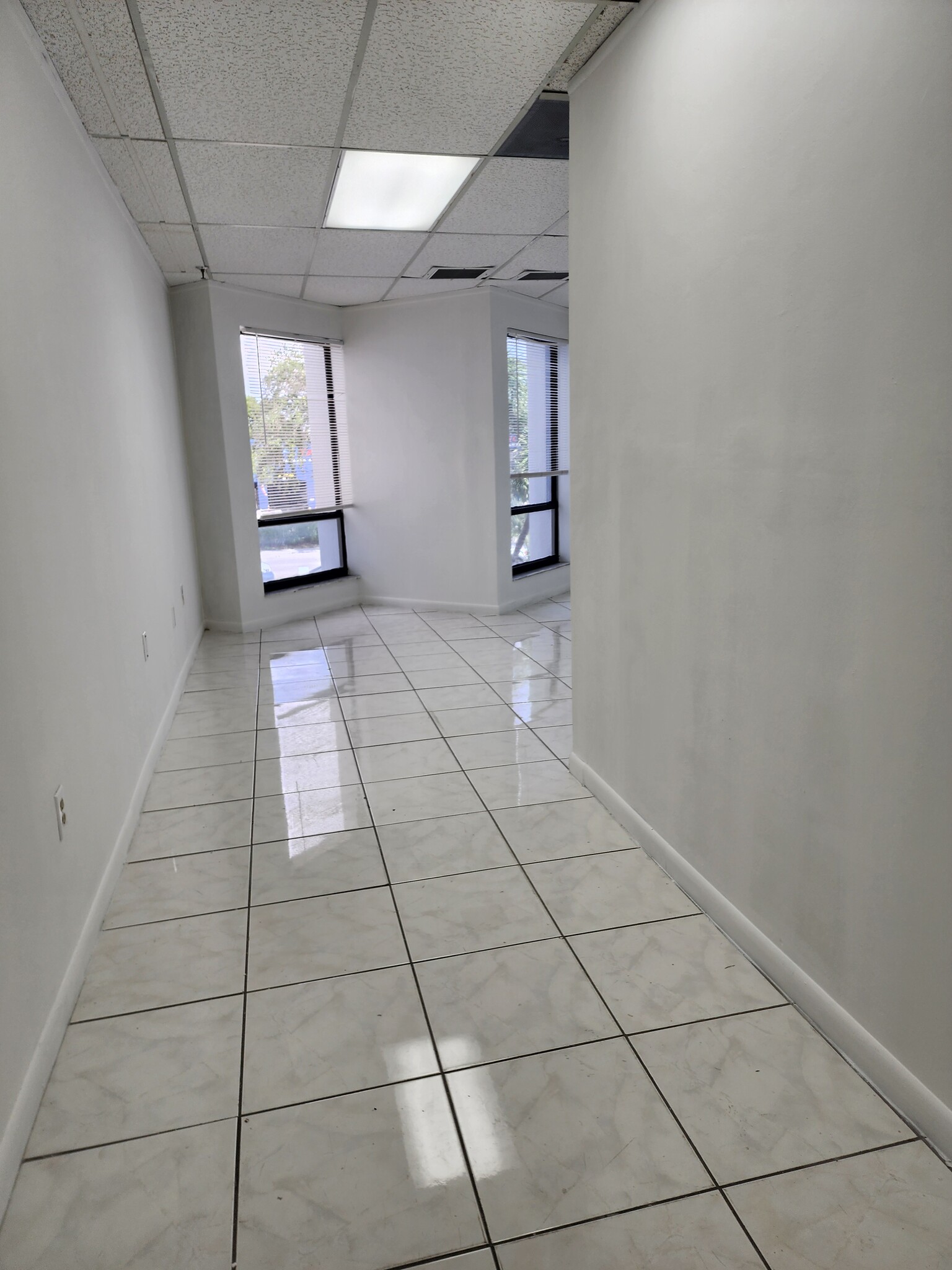 4160 W 16th Ave, Hialeah, FL à louer Photo intérieure– Image 1 sur 3