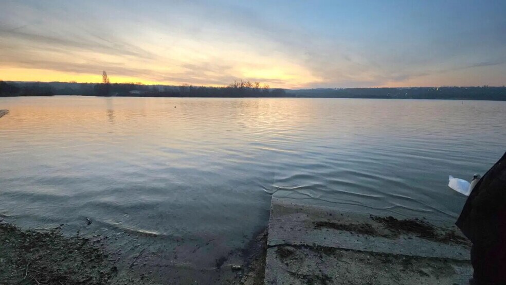 Local d'activités dans Cergy à vendre - Photo de l’immeuble – Image 3 sur 18