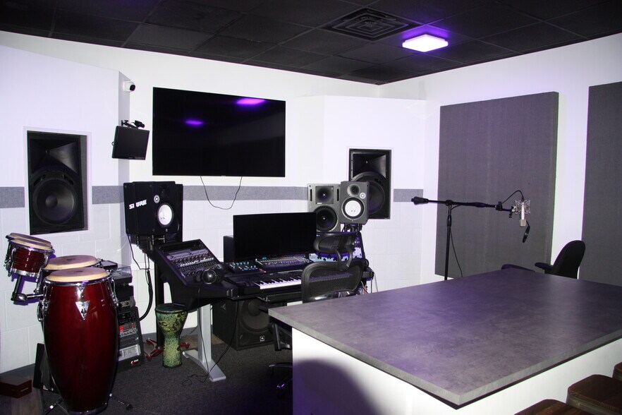 475 Babylon Tpke, Freeport, NY à louer - Photo de l’immeuble – Image 2 sur 8