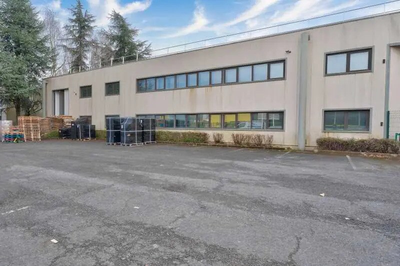 Local d’activités dans Pontault-Combault à louer - Photo de l’immeuble – Image 1 sur 2