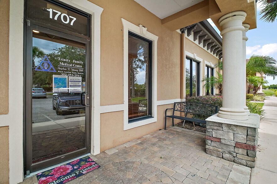 1691-1707 Mayo Dr, Tavares, FL à louer - Photo de l’immeuble – Image 2 sur 41