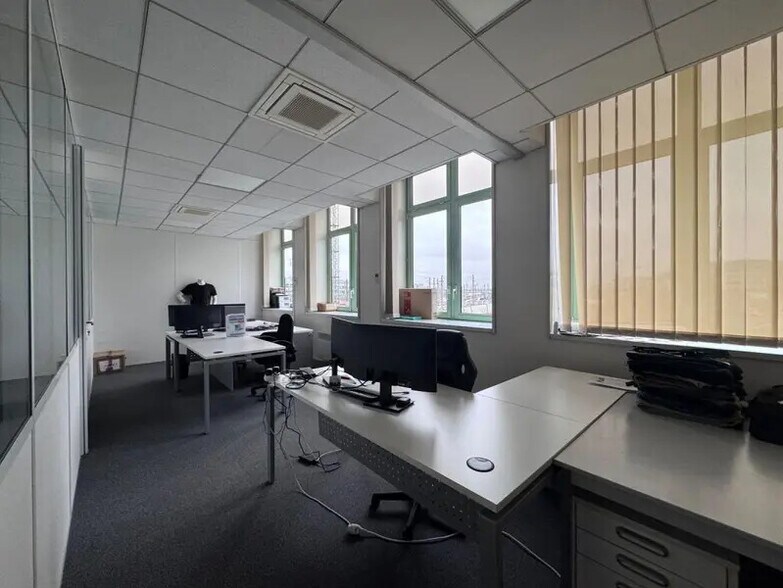 Bureau dans Pantin à louer - Photo de l’immeuble – Image 1 sur 17