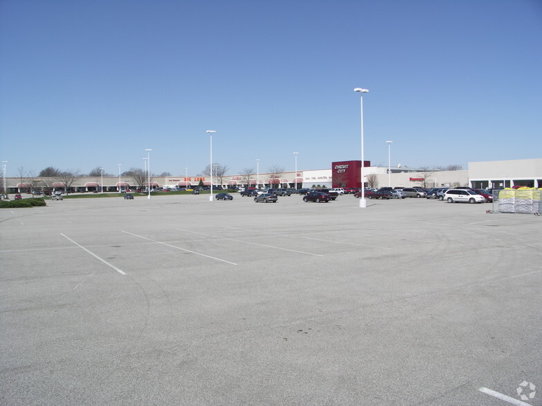 1500 E Empire St, Bloomington, IL à louer - Photo de l’immeuble – Image 1 sur 5