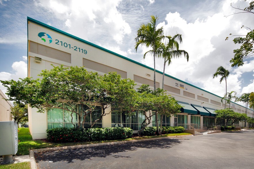 2101-2119 NW 84th Ave, Miami, FL à louer - Photo de l’immeuble – Image 2 sur 3
