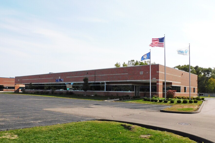 2129 Austin Ave, Rochester Hills, MI à louer - Photo principale – Image 1 sur 2