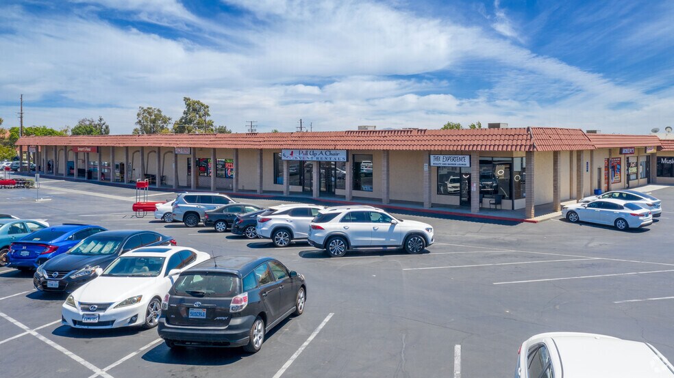 8617-8679 Baseline Rd, Rancho Cucamonga, CA à vendre - Photo principale – Image 1 sur 23
