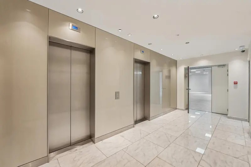 37-39 Rue De Surène, Paris à louer - Photo de l’immeuble – Image 3 sur 17