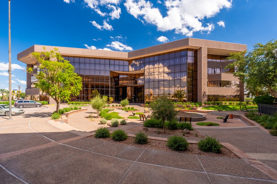 2001 W Camelback Rd, Phoenix, AZ à louer - Photo de l’immeuble – Image 2 sur 6