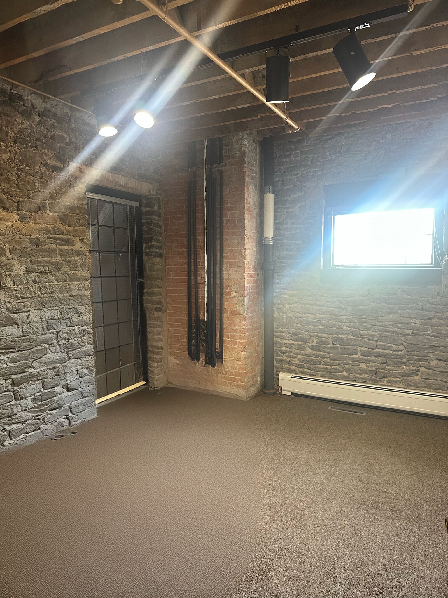250 Mill St, Rochester, NY à louer Photo intérieure– Image 1 sur 2