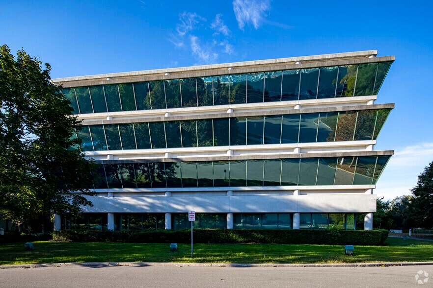 575 Granite Ct, Pickering, ON à louer - Photo de l’immeuble – Image 2 sur 4