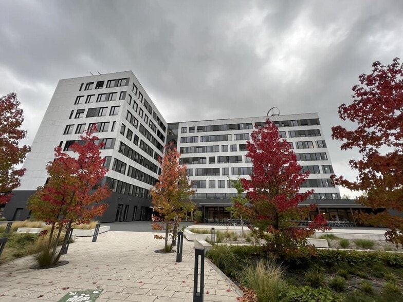 7 Avenue Nicéphore Niépce, Montigny-le-Bretonneux à louer - Photo de l’immeuble – Image 1 sur 11