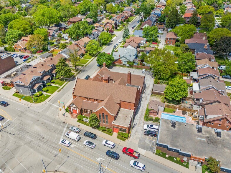1680 Dougall Av, Windsor, ON à vendre - Photo de l’immeuble – Image 2 sur 19