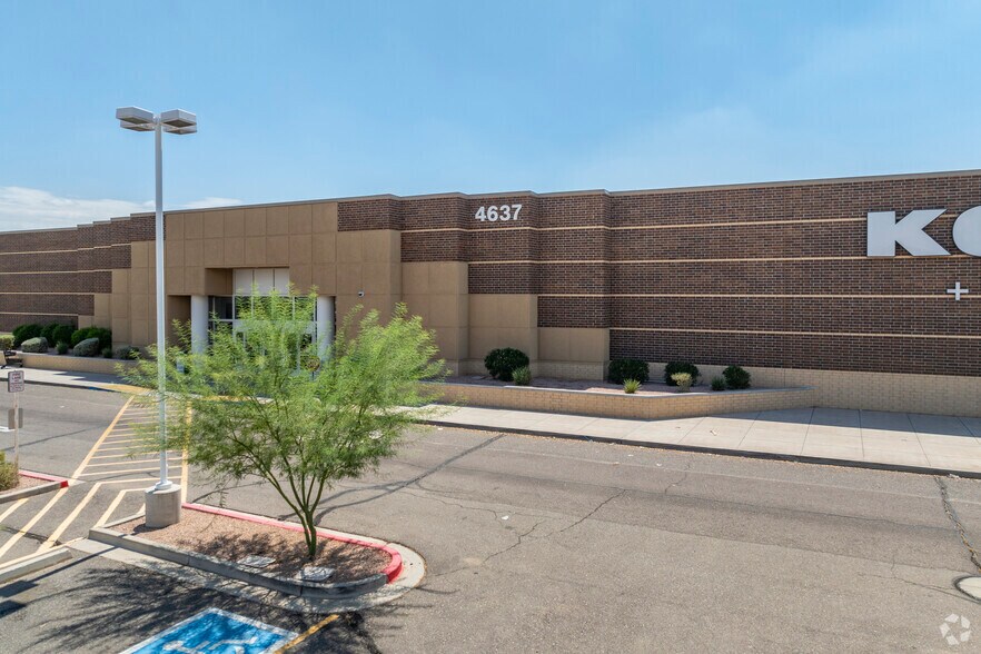 4637 E Chandler Blvd, Phoenix, AZ à vendre - Photo de l’immeuble – Image 2 sur 5
