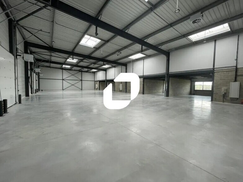 Local d’activités dans Saint-Léonard à louer - Photo de l’immeuble – Image 2 sur 7