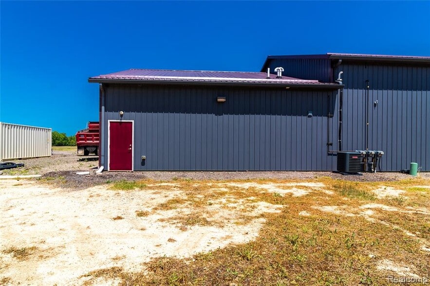 1697 N Saginaw St, Lapeer, MI à louer - Photo de l’immeuble – Image 2 sur 7