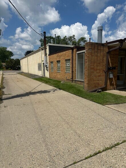 23539 Pinewood St, Warren, MI à louer - Photo de l’immeuble – Image 2 sur 10