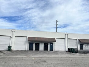 1900-2261 NW 29th St, Oakland Park, FL à louer Photo de l’immeuble– Image 1 sur 2