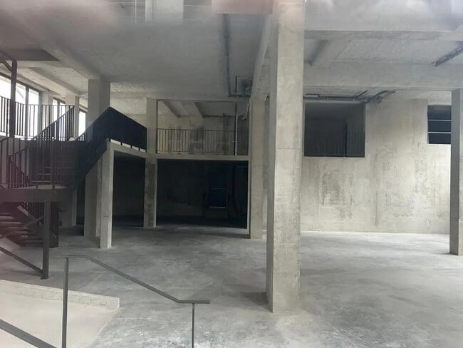 Plus de détails pour Local d'activités à louer